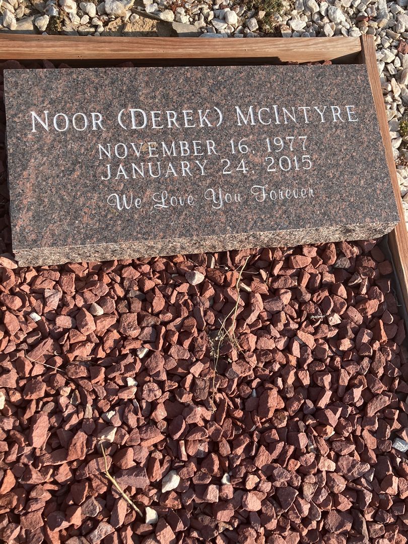 Noor Derek McIntyre's grave. Photo 1
