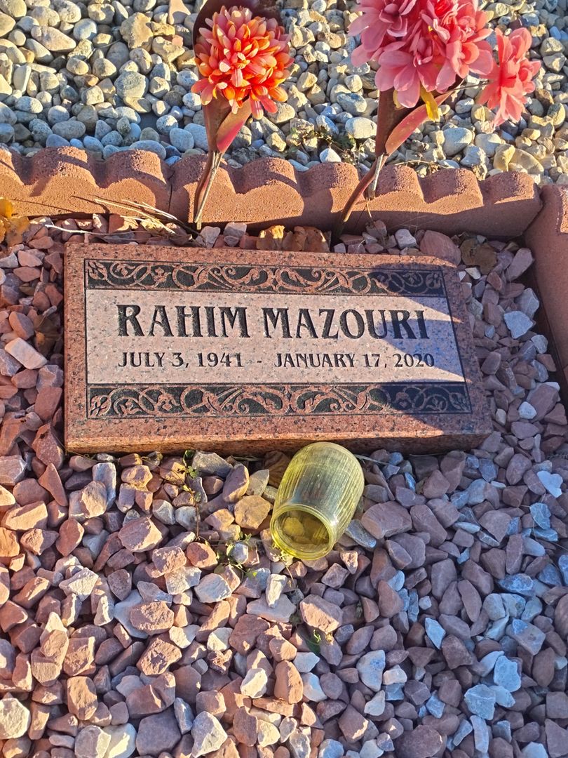 Rahim Mazouri's grave. Photo 1
