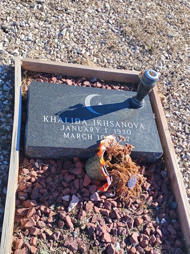 Khalida Ikhsanova's grave. Photo 1