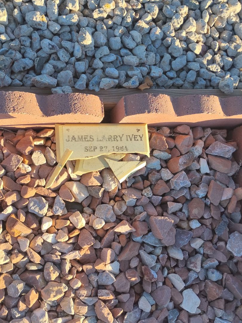 James Larry Ivey's grave. Photo 1